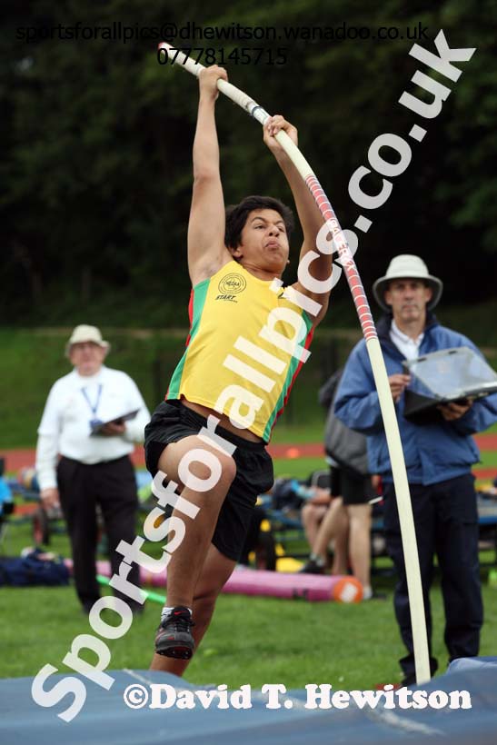 Mens pole vault Northern Inter-Counties under-17s and 15s at Witton Park, Blackburn. Photo: David T. Hewitson/Sports for All Pics